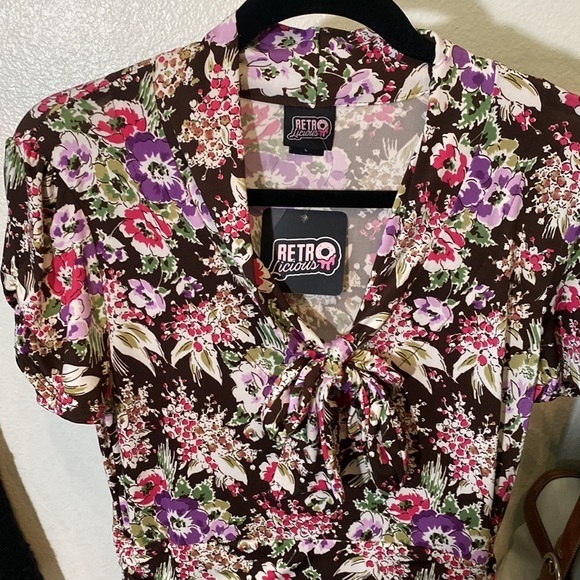 Retro style dress with tie at neck - Picture 2 of 4